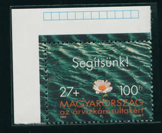 1997年匈牙利发行的一枚救灾附捐邮票。画面为滔滔洪水上面飘浮着的一朵矢车菊。它孤零零地飘浮在水面上，显得如此的无助