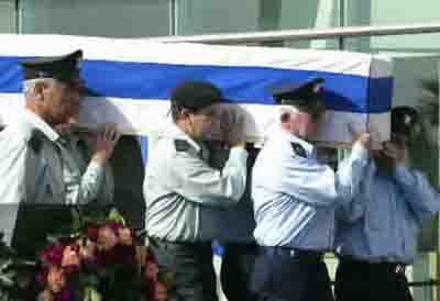 以色列空军仪仗队抬着以色列前总统魏茨曼的灵柩前往奥尔·阿基瓦墓地下葬