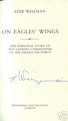 1976年在英国出版的魏茨曼著作"在鹰翼上"和在该书扉页上的签名